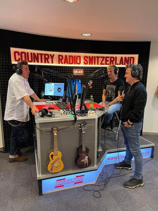 Chris Regez und Guitar Mike besuchen Hämpi ruf von Country Radio Switzerland